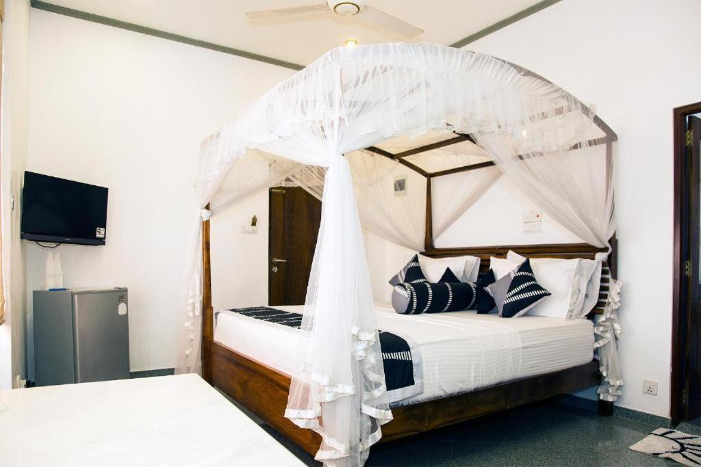 Suriya Arana Bed and Breakfast Negombo Exteriör bild