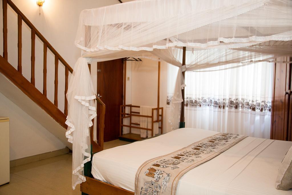 Suriya Arana Bed and Breakfast Negombo Exteriör bild